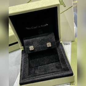 Сережки-гвоздики V114 VCA виде четырех