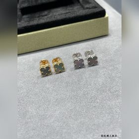 Сережки-гвоздики V114 VCA виде четырех