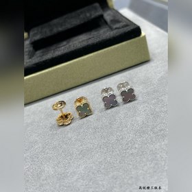 Сережки-гвоздики V114 VCA виде четырех