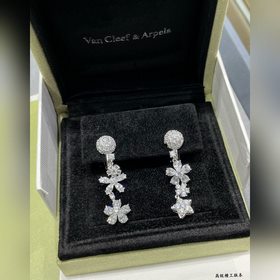 Серьги V128 VCA с белыми бриллиантами