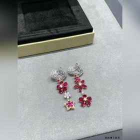 Серьги V128 VCA с красными бриллиантам