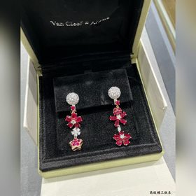 Серьги V128 VCA с красными бриллиантам