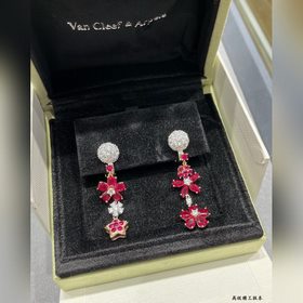 Серьги V128 VCA с красными бриллиантам