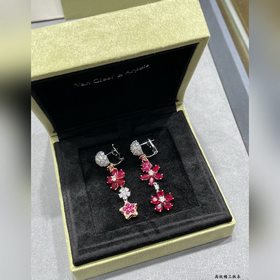 Серьги V128 VCA с красными бриллиантам