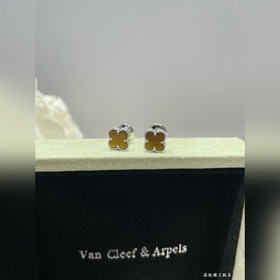 V114 VCA — миниатюрные серьги-гвоздики
