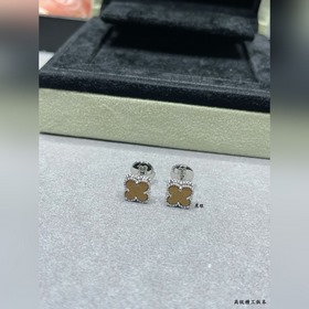 V114 VCA — миниатюрные серьги-гвоздики