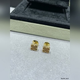 V114 VCA — миниатюрные серьги-гвоздики