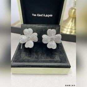 Серьги V122 VCA в форме четырехлистног