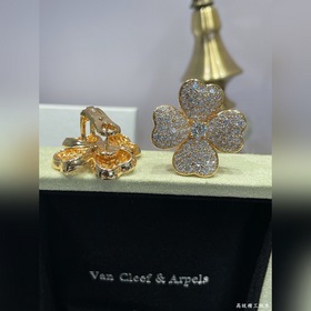 Серьги V122 VCA в форме четырехлистног
