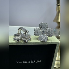 Серьги V122 VCA в форме четырехлистног