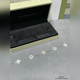 [V Gold White Mother-of-Pearl] VCA —