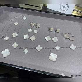 VV1 — браслет VCA с четырехлистным кле