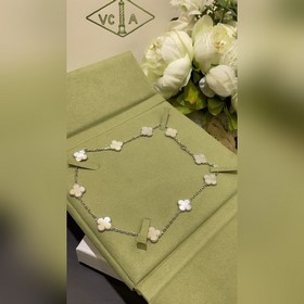 V754 VCA — новое колье из белого перл