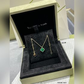 Мини-кулон VCA с натуральным малахитом