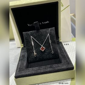 Мини-колье VCA из красного агата в фор