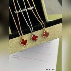 Мини-колье VCA из красного агата в фор