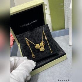 Ожерелье VCA с изображением трехцветно