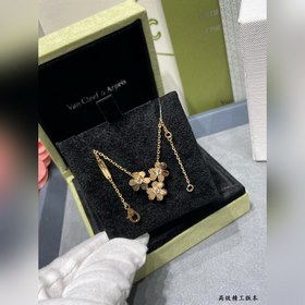 Ожерелье VCA с изображением трехцветно