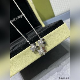 Ожерелье VCA с изображением трехцветно