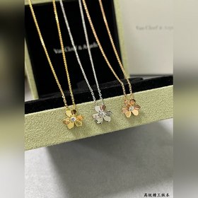 Мини-кулон VCA виде золотистого клевер