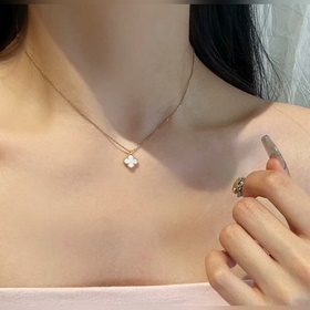 Мини-колье VCA из перламутра с изображ