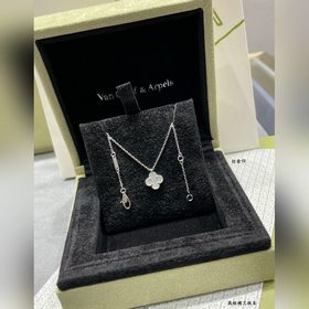 Мини-колье VCA из перламутра с изображ