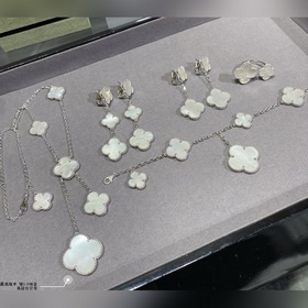V757V — колье VCA с четырехлистным кле