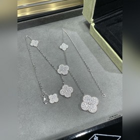 Ожерелье VCA из 1,0-каратного золота с