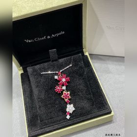 Ожерелье VCA с красными бриллиантамиз 