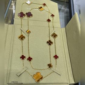 Ожерелье из красного агата с 16-листны