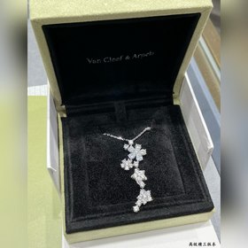 Ожерелье VCA с белыми бриллиантами вид