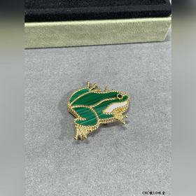 V027 Брошь из розового золота «Лягушка