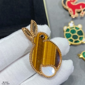 V015 Брошь из розового золота «Кролик»