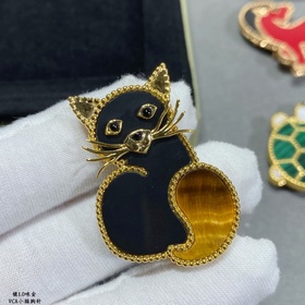 V013 Брошь из розового золота «Котенок
