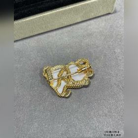 V012 Брошь из розового золота «Бишон»,
