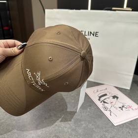 Классическая бейсболка ARCTERYX с выши