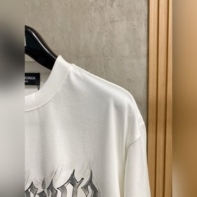 Balenciaga： модная и лаконичная футбол