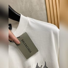 Balenciaga： модная и лаконичная футбол