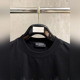 Balenciaga： модная и лаконичная футбол