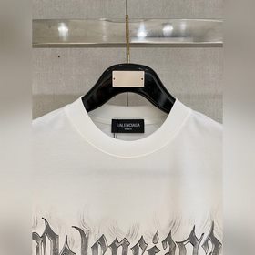 Balenciaga： модная и лаконичная футбол
