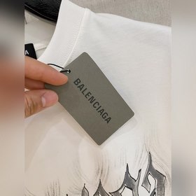 Balenciaga： модная и лаконичная футбол