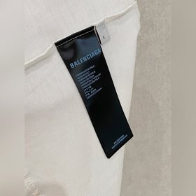 Balenciaga： модная и лаконичная футбол