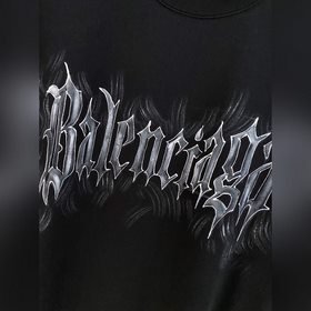 Balenciaga： модная и лаконичная футбол