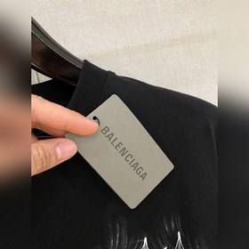 Balenciaga： модная и лаконичная футбол