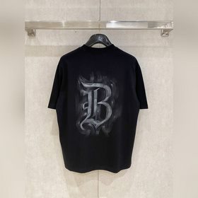 Balenciaga： модная и лаконичная футбол