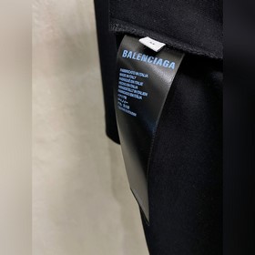Balenciaga： модная и лаконичная футбол