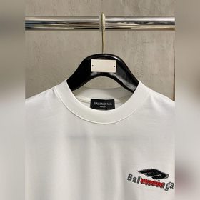 Balenciaga： модная и лаконичная футбол
