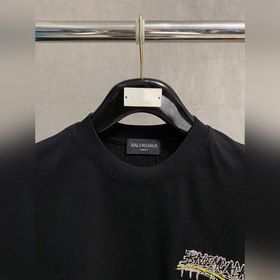 Balenciaga： модная и лаконичная футбол