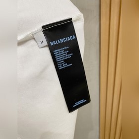 Balenciaga： модная и лаконичная модная