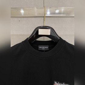 Balenciaga： модная и лаконичная футбол